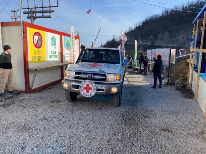   Four ICRC vehicles pass freely through protest area on Lachin-Khankendi road   