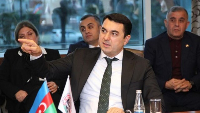       Nazir əvəzi:    "Orta ixtisas təhsili olmayan şəxslər kitabxanalarda rəhbər vəzifələrdə çalışır"   