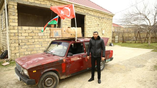    Köhnə maşını ilə yardım aparan Sərvər kömək üçün Türkiyəyə gedir   
