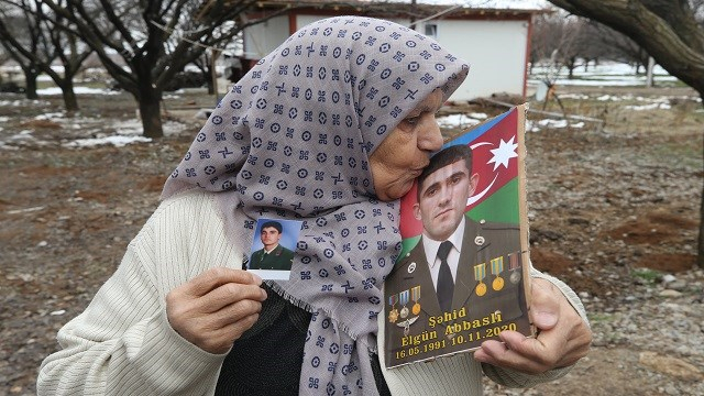 Elgün Abbaslının anasından türk şəhid ailəsinə anlamlı yardım -   FOTO      