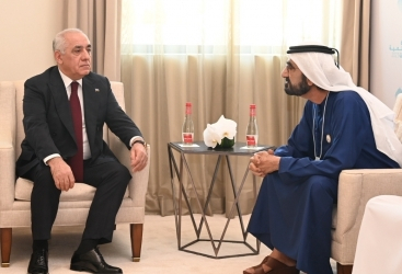 El Primer Ministro de Azerbaiyán se reúne con el Vicepresidente y el Primer Ministro de Emiratos Árabes Unidos