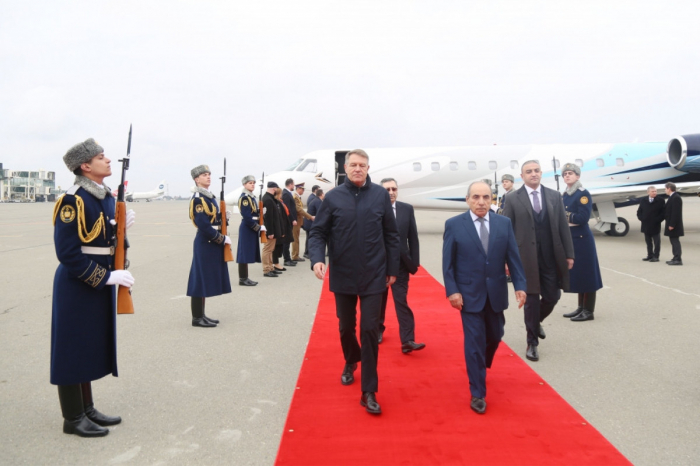  Le président roumain Klaus Iohannis arrive en Azerbaïdjan pour une visite officielle 