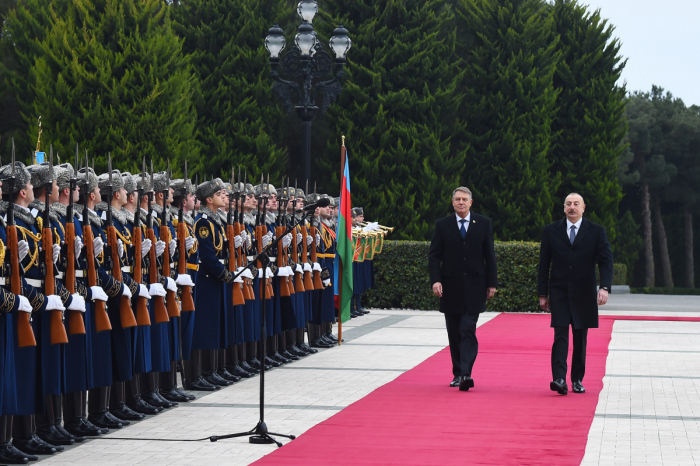 Cérémonie d’accueil officiel du président de la Roumanie à Bakou 