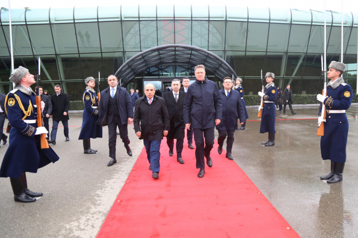 Le président roumain termine sa visite officielle en Azerbaïdjan