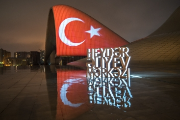   El Centro Heydar Aliyev se ilumina con los colores de la bandera de Türkiye  