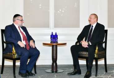   Presidente Ilham Aliyev mantiene una reunión con el Presidente de la Conferencia de Rabinos Europeos  