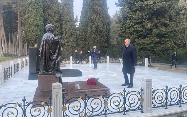   El ministro de Exteriores ruso visita el Callejón de los Mártires y el Callejón de Honor en Azerbaiyán  