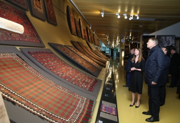 Presidente rumano visita el Museo Nacional de Alfombras de Azerbaiyán