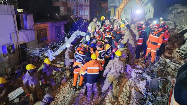    Kahramanmaraşda 258 saat sonra dağıntılar altından qadın sağ çıxarılıb  
   