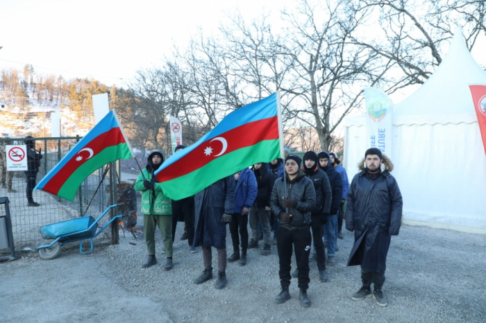   68º día de la acción de protesta: Los activistas medioambientales corean consignas contra la explotación ilegal de los recursos naturales en Azerbaiyán  