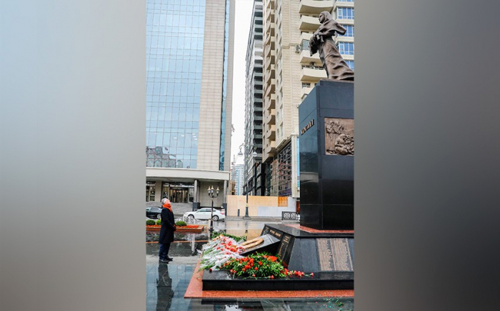   El embajador británico rindió homenaje a las víctimas de la tragedia de Joyalí  