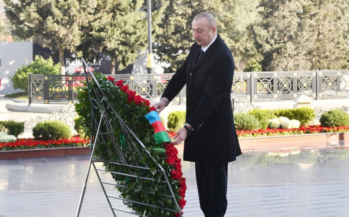  Ilham Aliyev visitó el monumento al genocidio de Joyalí 