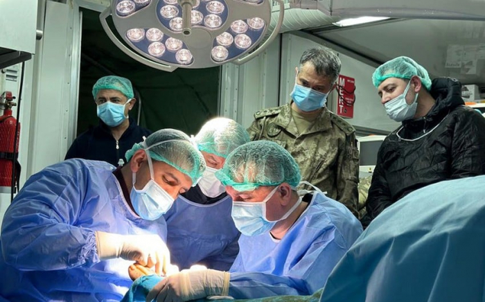   Aserbaidschanische Militärärzte führten in Kahramanmaras 25 chirurgische Eingriffe durch und untersuchten 196 Opfer  