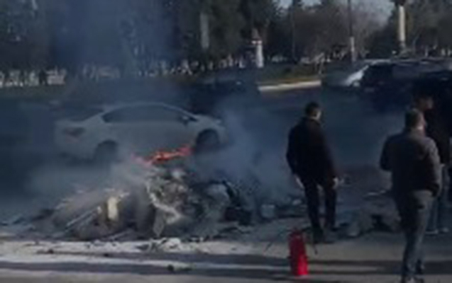 Yanmamaq üçün alışan tullantıları maşından atdı - Video Yanmamaq üçün alışan tullantıları maşından atdı - Video