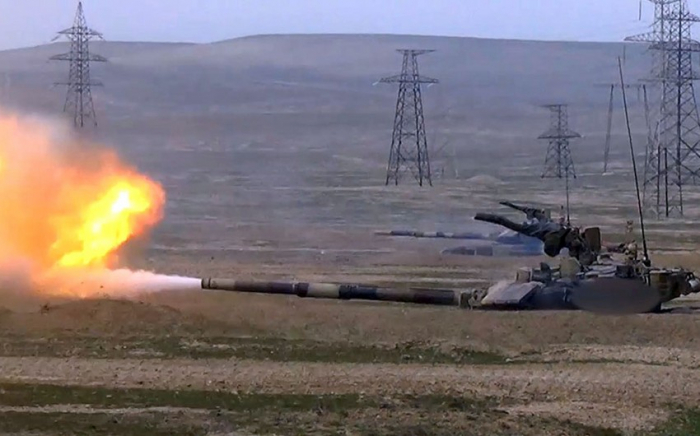 Tankçılar şərti düşmən hədəflərini məhv etdi - VİDEO Tankçılar şərti düşmən hədəflərini məhv etdi - VİDEO
