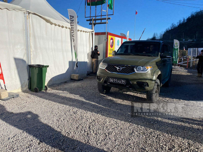 Les voitures des soldats de la paix russes circulent librement sur la route Khankendi-Latchine