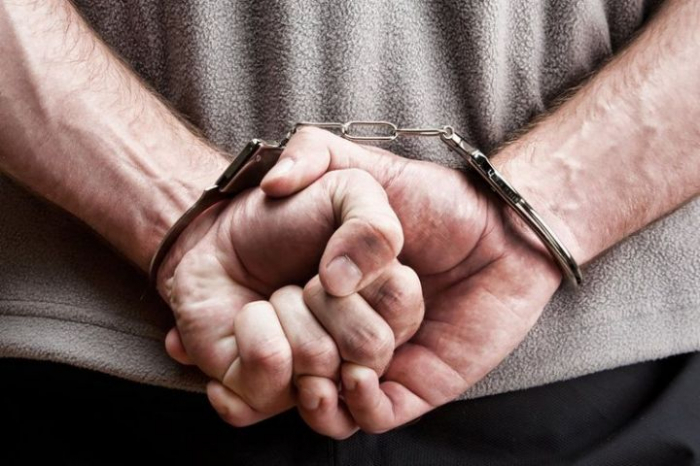Atasının başına taxta ilə vurub öldürdü Atasının başına taxta ilə vurub öldürdü