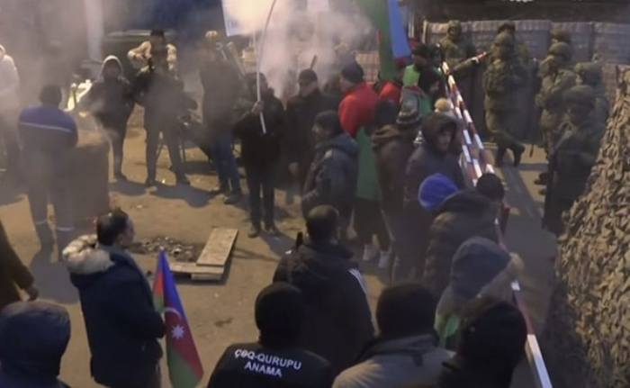 68e jour de la manifestation pacifique des militants écologistes azerbaïdjanais sur la route Latchine-Khankendi
