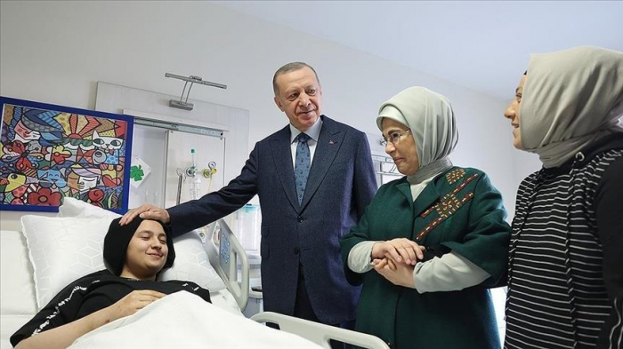 Le président turc rend visite aux victimes des séismes soignés dans un hôpital à Ankara