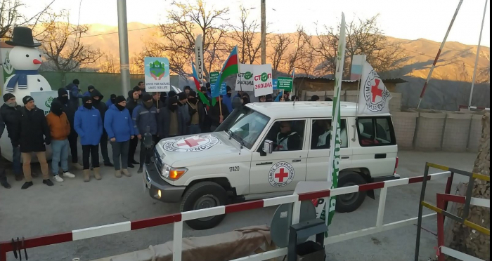 Les voitures du CICR ont traversé la route Latchine-Khankendi