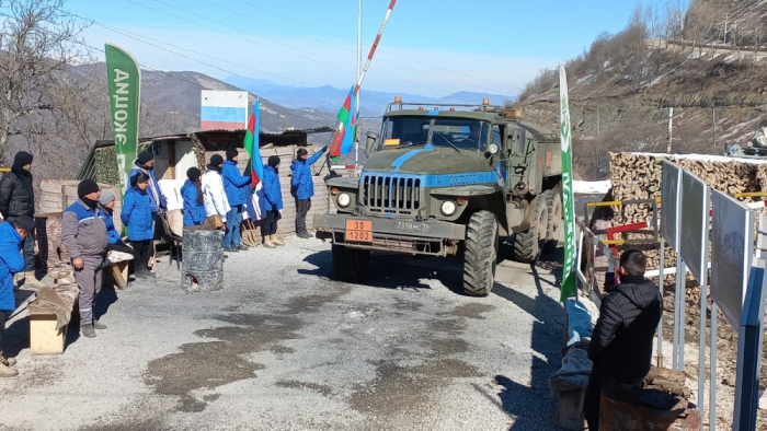 Latchine-Khankendi : un convoi de véhicules des soldats russes traverse la zone de manifestation pacifique