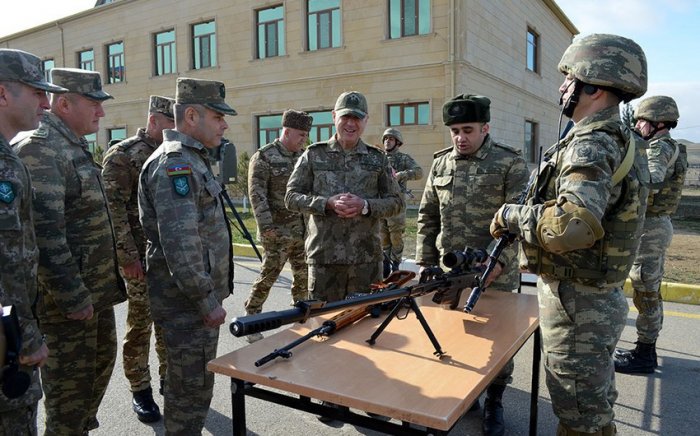 NATO-nun nümayəndə heyəti hərbi hissədə
