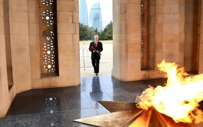 ABŞ rəsmisi Şəhidlər xiyabanında ABŞ rəsmisi Şəhidlər xiyabanında
