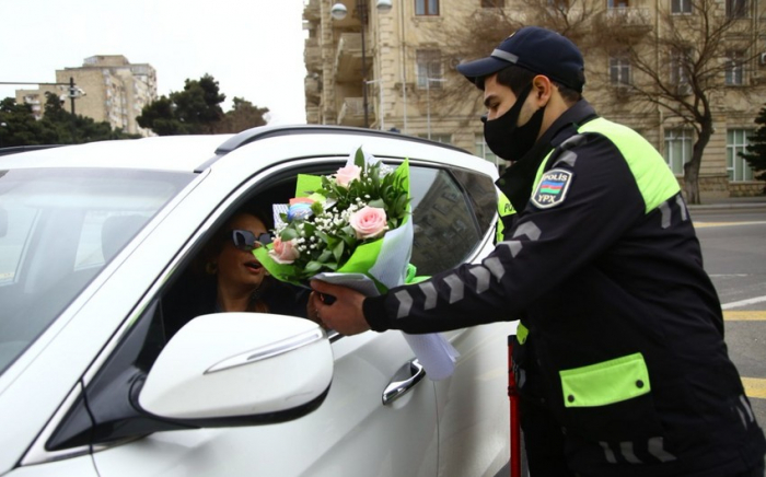 Yol polisləri xanım sürücüləri və piyadaları təbrik edib