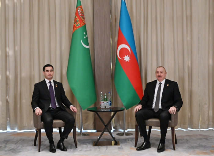  Präsident Ilham Aliyev trifft sich mit turkmenischem Amtskollegen 