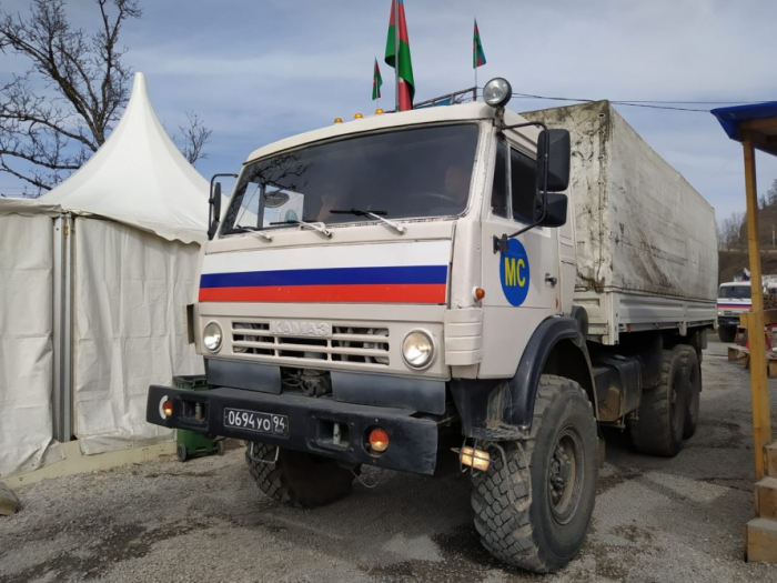   26 weitere Fahrzeuge russischer Friedenstruppen bewegen sich frei durch die Latschin-Chankendi-Straße  