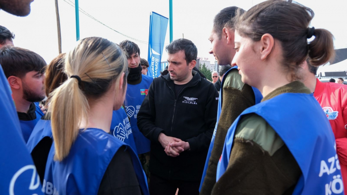 Selcuk Bayraktar meets Azerbaijani volunteers in quake-hit Kahramanmaras