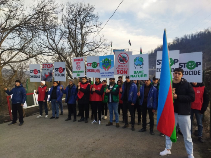  Friedliche Proteste aserbaidschanischer Öko-Aktivisten auf der Latschin-Chankendi-Straße gehen weiter 
