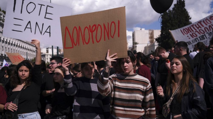   Thousands demonstrate across Greece to demand justice for victims of train crash -   NO COMMENT    