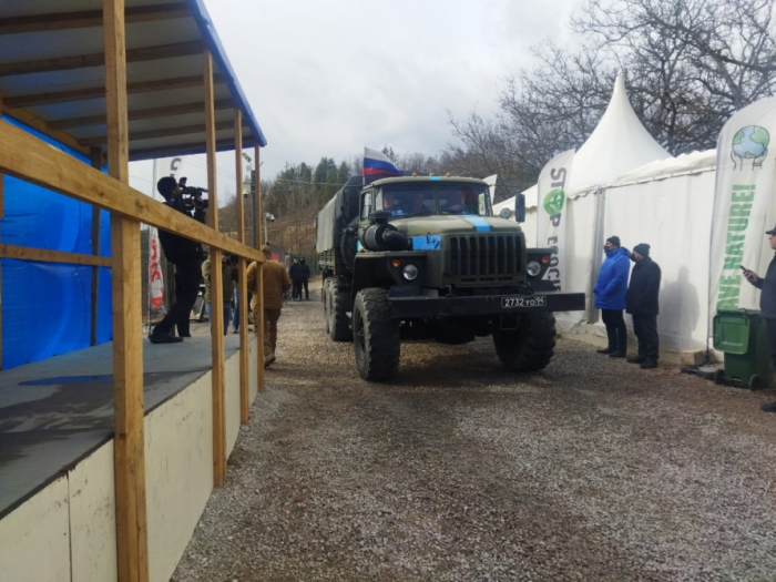   20 vehicles of Russian peacekeepers move freely along Lachin-Khankendi road  