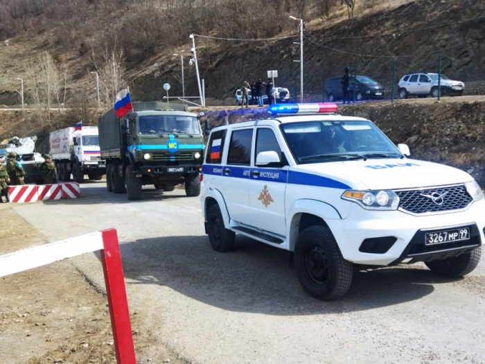   Lachin-Khankendi road: 26 more vehicles of Russian peacekeepers pass freely through protest area   