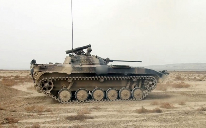   In der aserbaidschanischen Armee werden Kampfschießübungen mit den Besatzungen von Infanterie-Kampffahrzeugen durchgeführt  