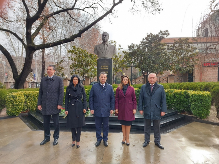   Azerbaijani parliamentary delegation visits monument to National Leader Heydar Aliyev in Tbilisi  