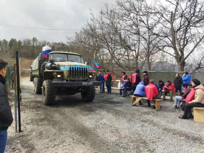   16 more Russian peacekeepers’ vehicles move freely through protest area on Lachin-Khankendi road  