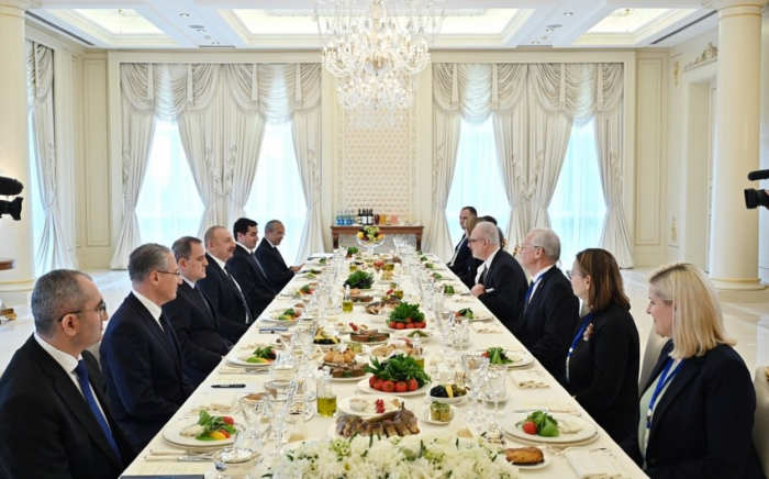   Präsidenten Aserbaidschans und Lettlands hatten während des offiziellen Mittagessens ein umfassendes Treffen  