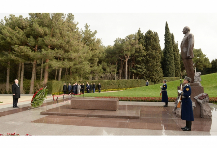 Latvian President pays respect to National Leader Heydar Aliyev