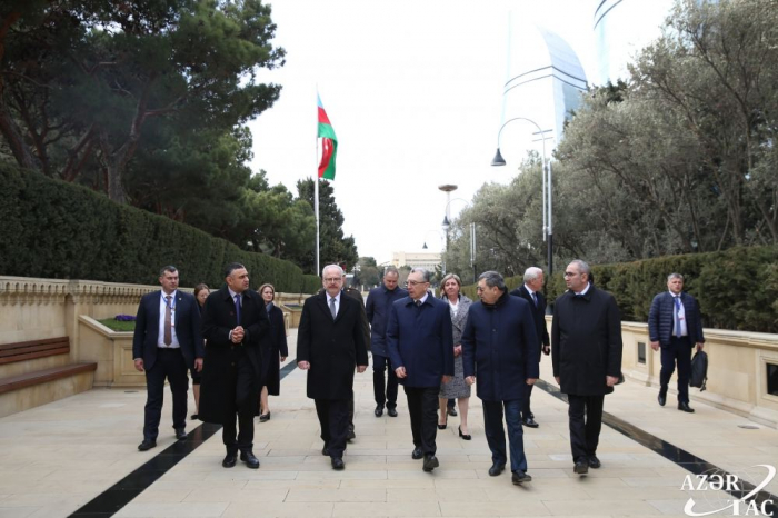   Lettischer Präsident besucht die Allee der Märtyrer in Baku  
