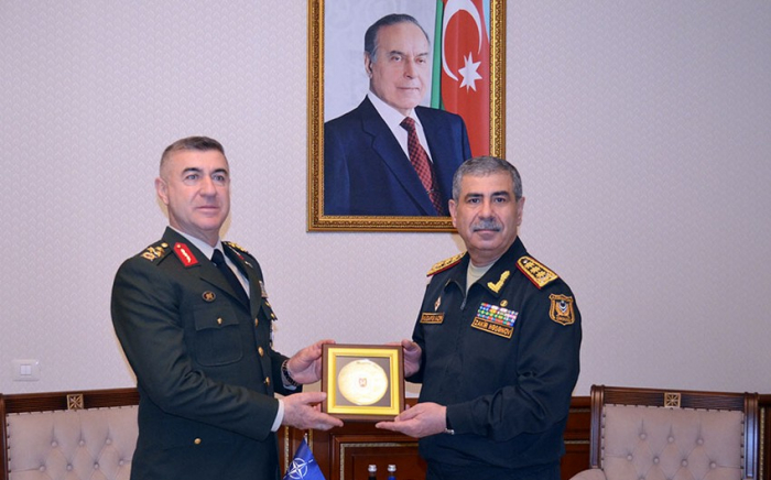   Verteidigungsminister von Aserbaidschan traf sich mit einem NATO-Vertreter   -FOTO    