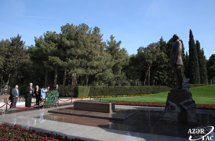   Participants of 10th Global Baku Forum pay tribute to Great Leader Heydar Aliyev  