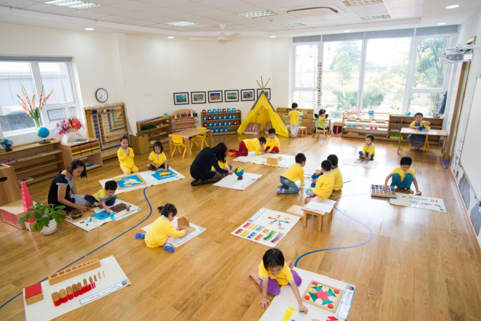  Montessori: The world