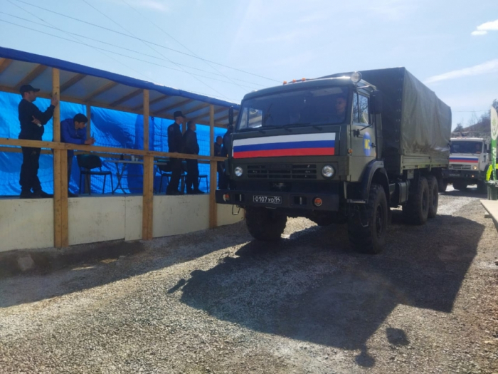   Lachin-Khankendi road: 53 vehicles of Russian peacekeepers move freely through protest area  