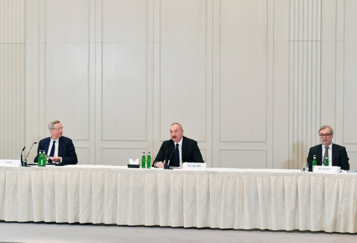       İlham Əliyev:    "Biz xarici borcumuzu azaltmışıq"   