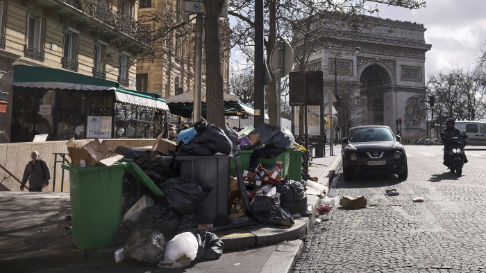  París se llena de basura con una nueva huelga que deja más de 7.000 toneladas de desperdicios sin recoger