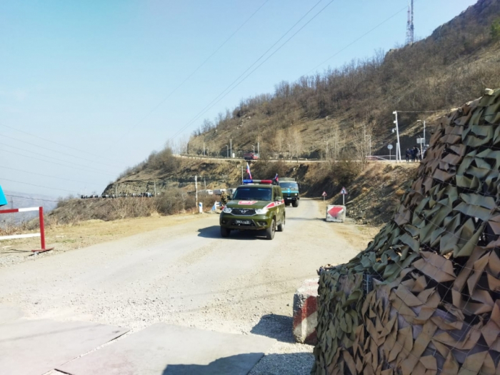   Lachin-Khankendi road: 39 more vehicles of Russian peacekeepers move without hindrance through protest area  