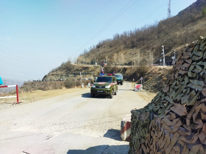   39 weitere Fahrzeuge russischer Friedenstruppen bewegen sich ungehindert durch das Protestgebiet  