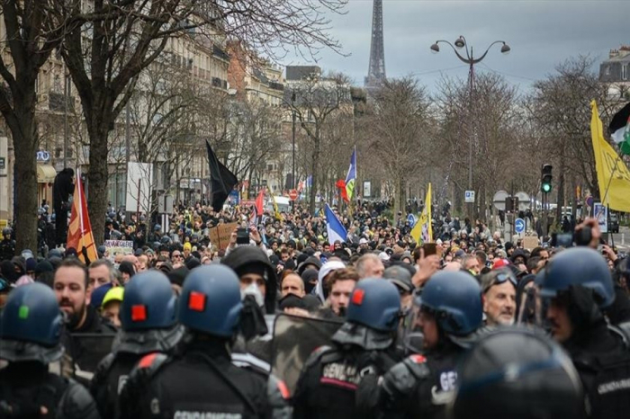 Parisdə pensiya islahatına qarşı kütləvi etiraz aksiyası keçirilir  
